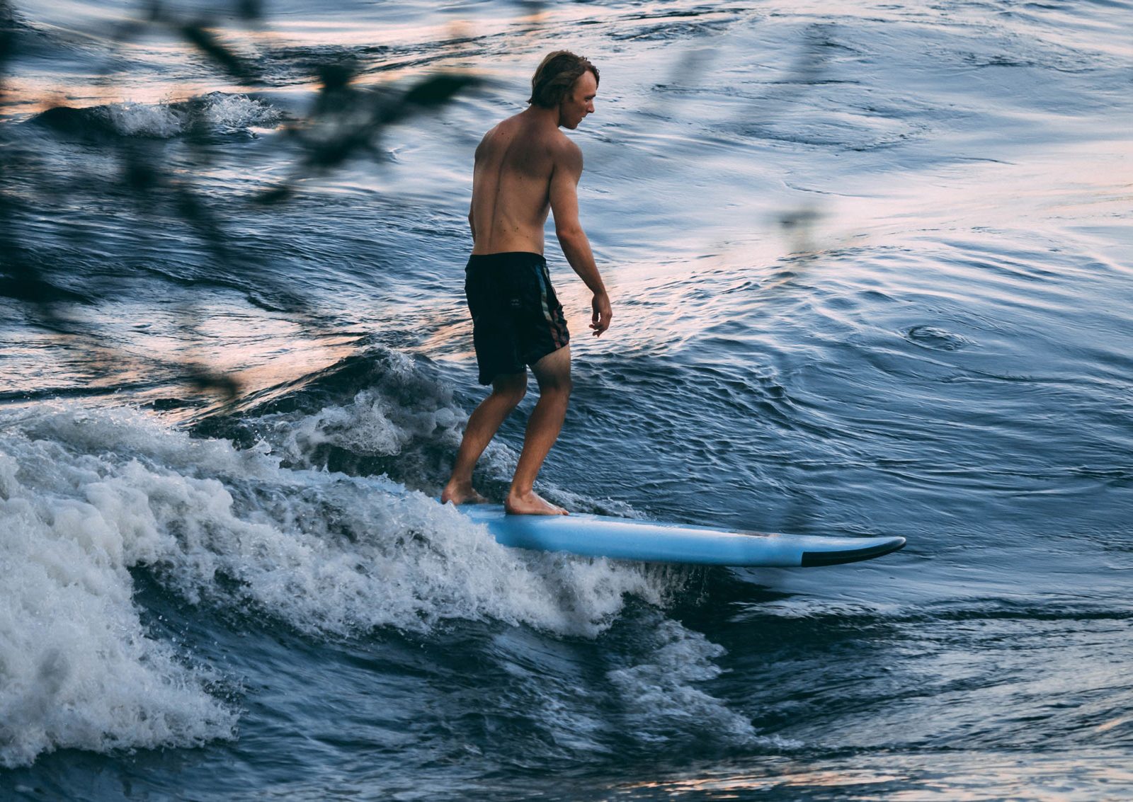Surfing Vague a Guy